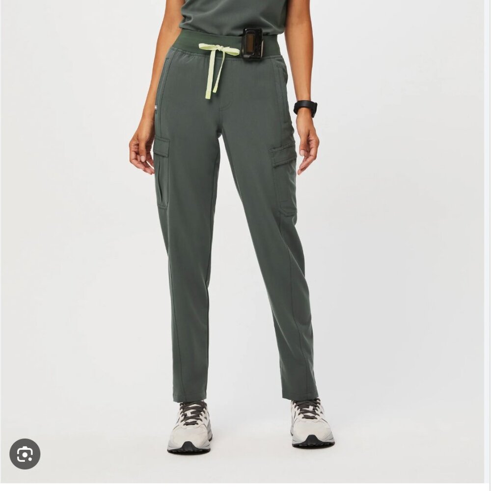 Figs Women's High Waisted Ukwala Cargo Scrub Pants in Bonsai in Size S PETITE